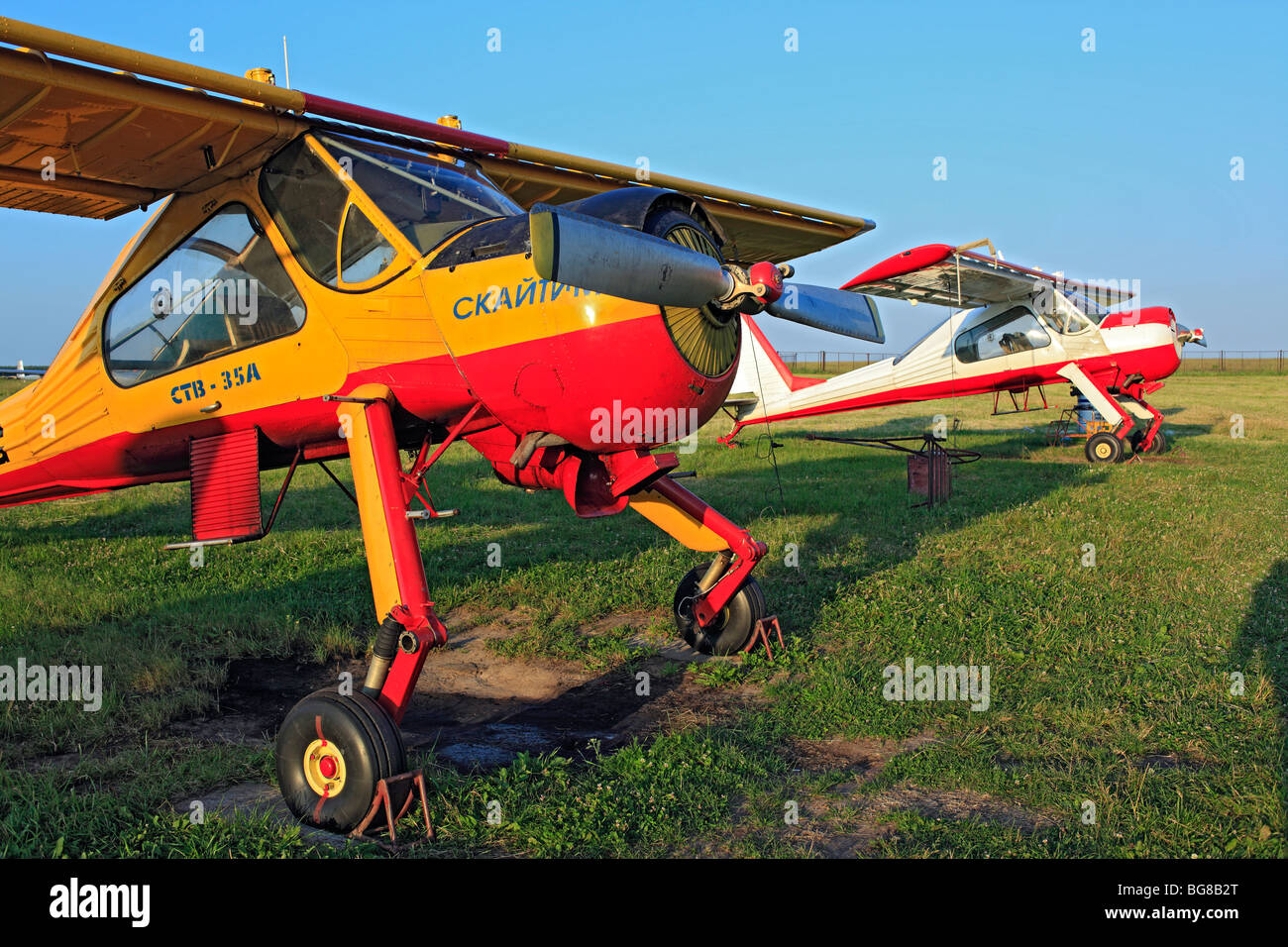 Kleinflugzeuge Flugzeuge geparkt an einem Rasen Flugplatz, Russland Stockfoto