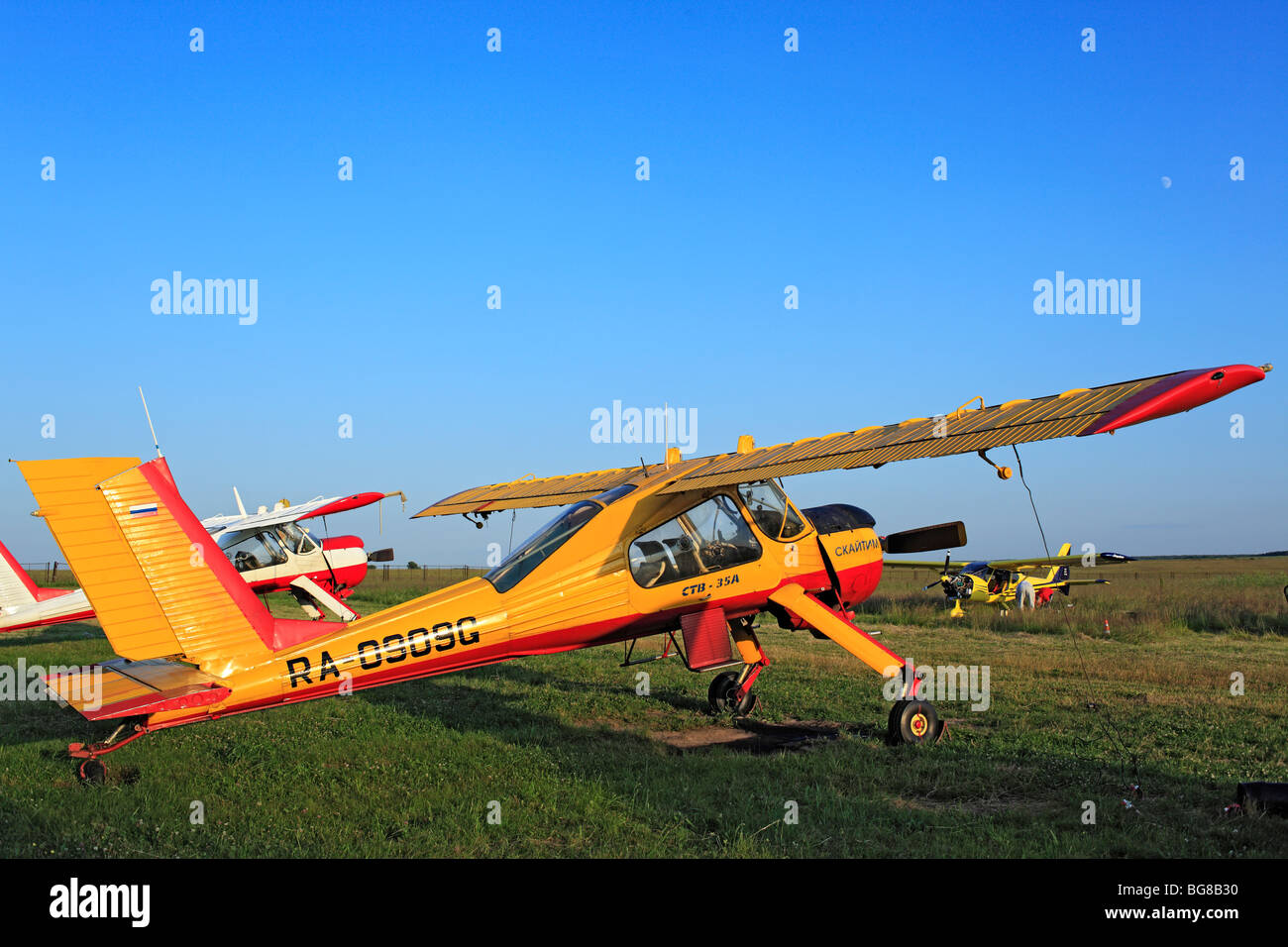 Kleinflugzeuge Flugzeuge geparkt an einem Rasen Flugplatz, Russland Stockfoto