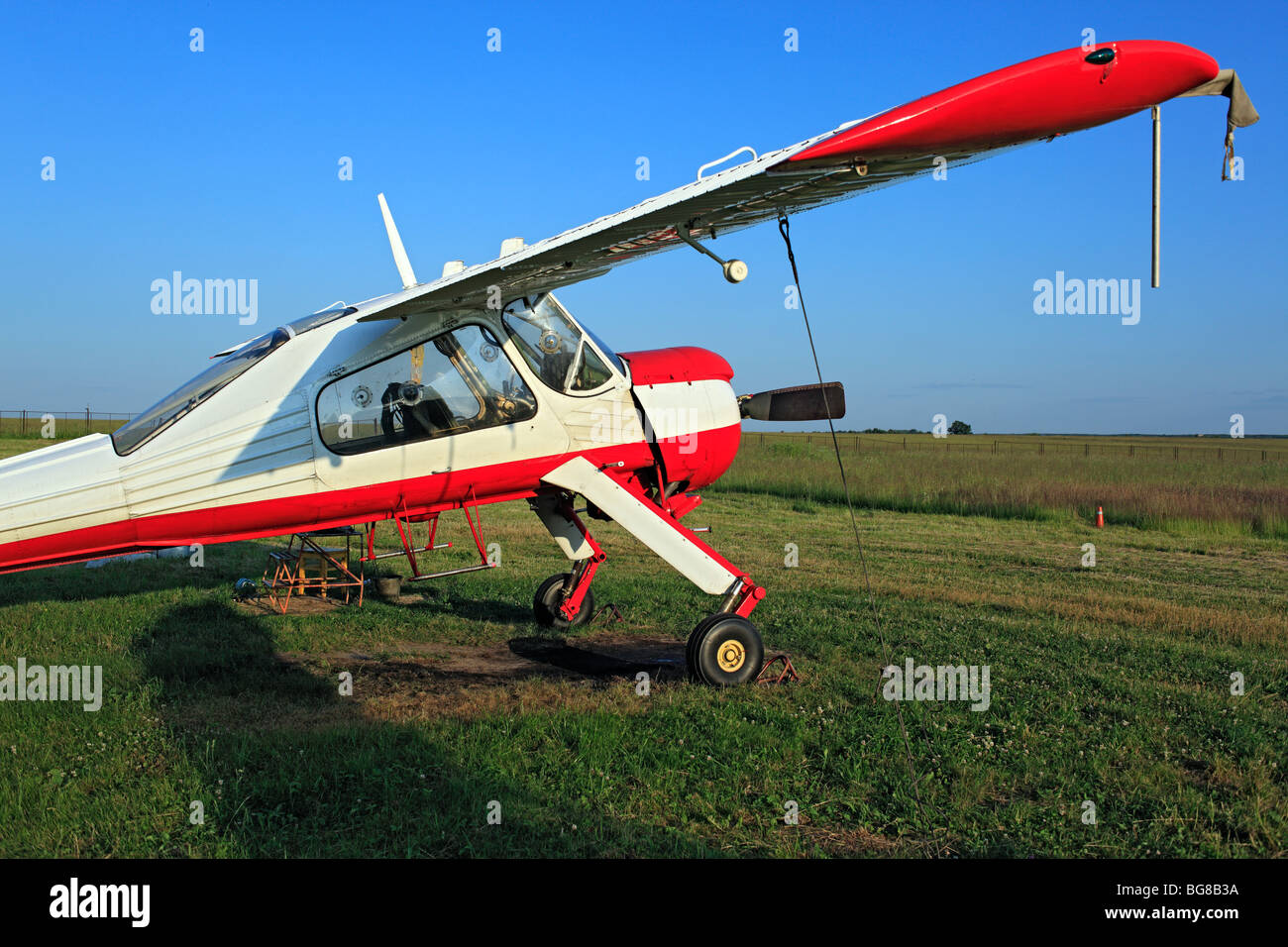 Kleinflugzeuge Flugzeuge geparkt an einem Rasen Flugplatz, Russland Stockfoto