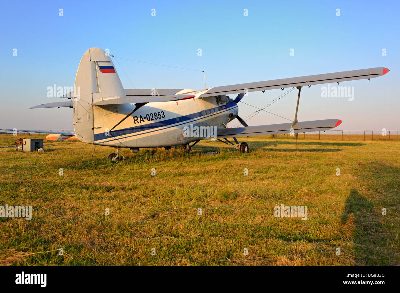 Kleinflugzeuge Flugzeuge geparkt an einem Rasen Flugplatz, Russland Stockfoto