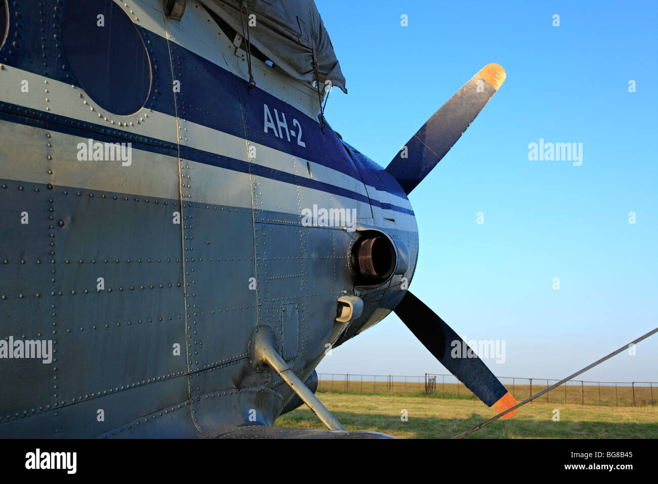 Kleinflugzeuge Flugzeuge geparkt an einem Rasen Flugplatz, Russland Stockfoto