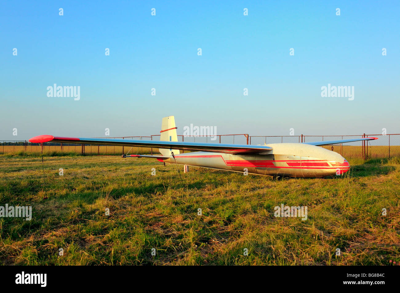 Kleinflugzeuge Flugzeuge geparkt an einem Rasen Flugplatz, Russland Stockfoto