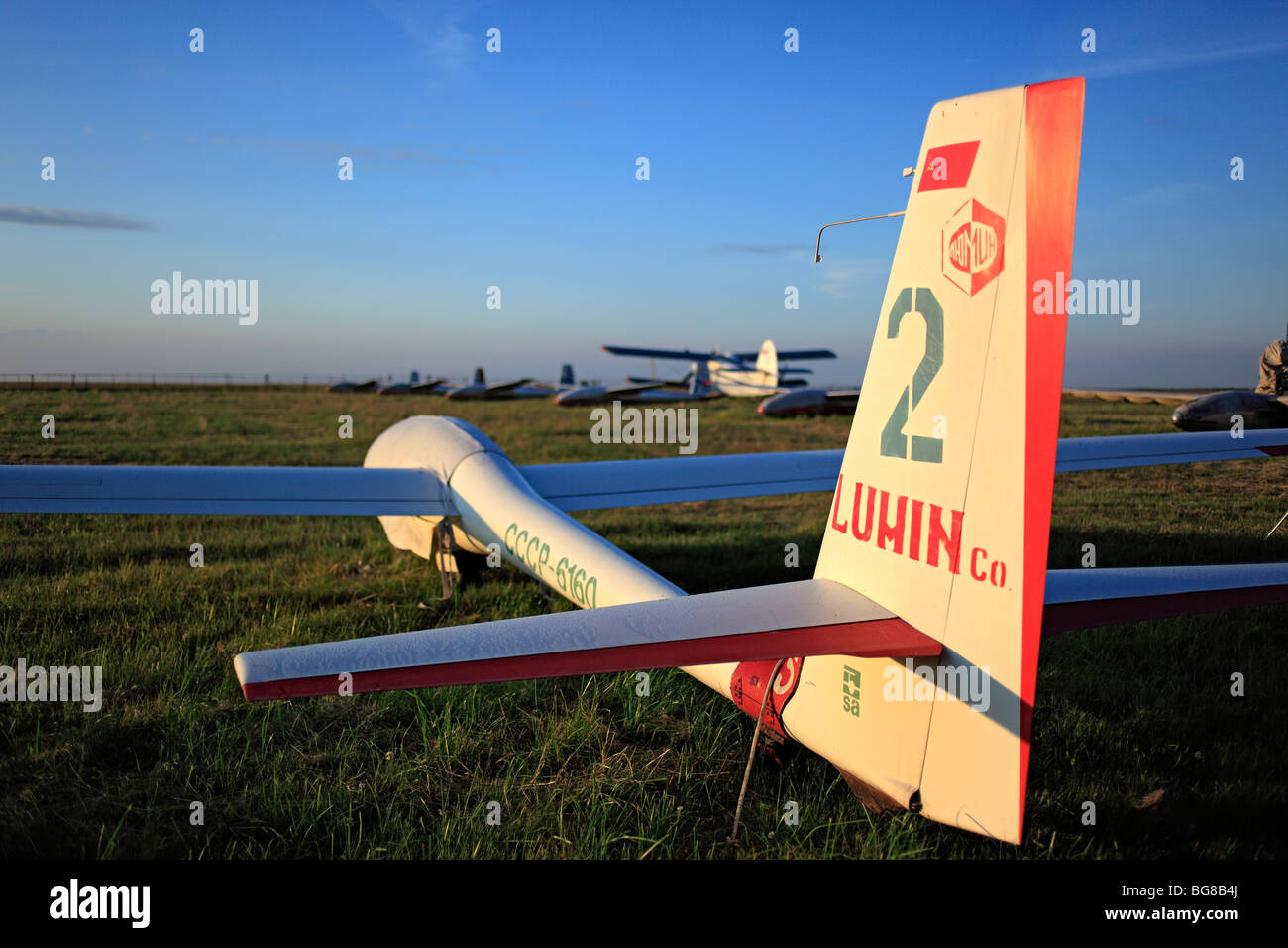 Kleinflugzeuge Flugzeuge geparkt an einem Rasen Flugplatz, Russland Stockfoto