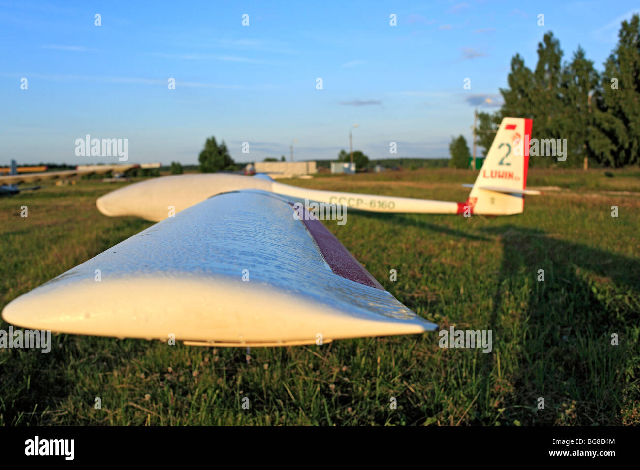 Kleinflugzeuge Flugzeuge geparkt an einem Rasen Flugplatz, Russland Stockfoto