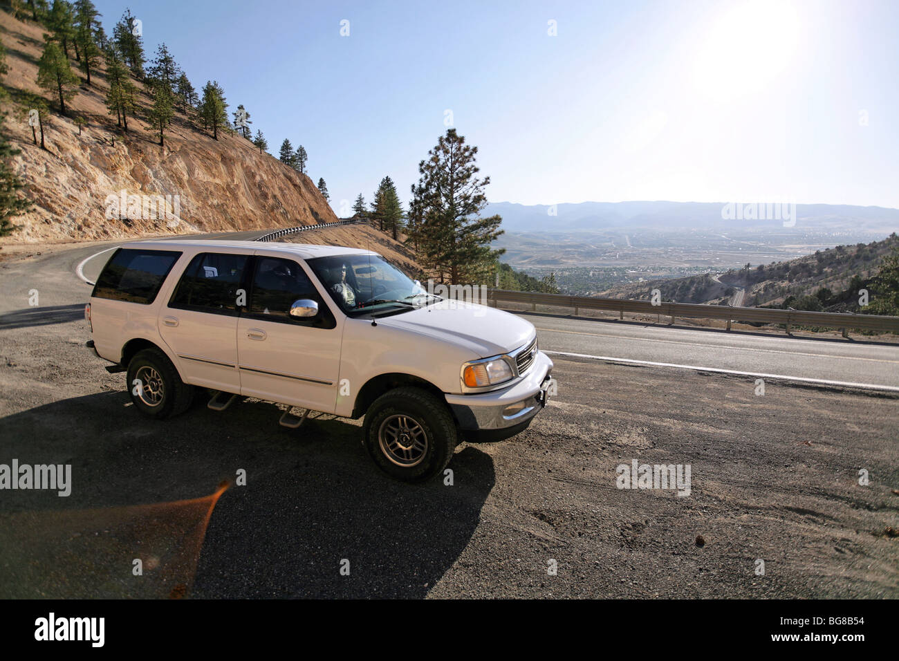 SUV geparkt Highway Seite 341, zwischen Reno und Virginia City, Nevada. Stockfoto