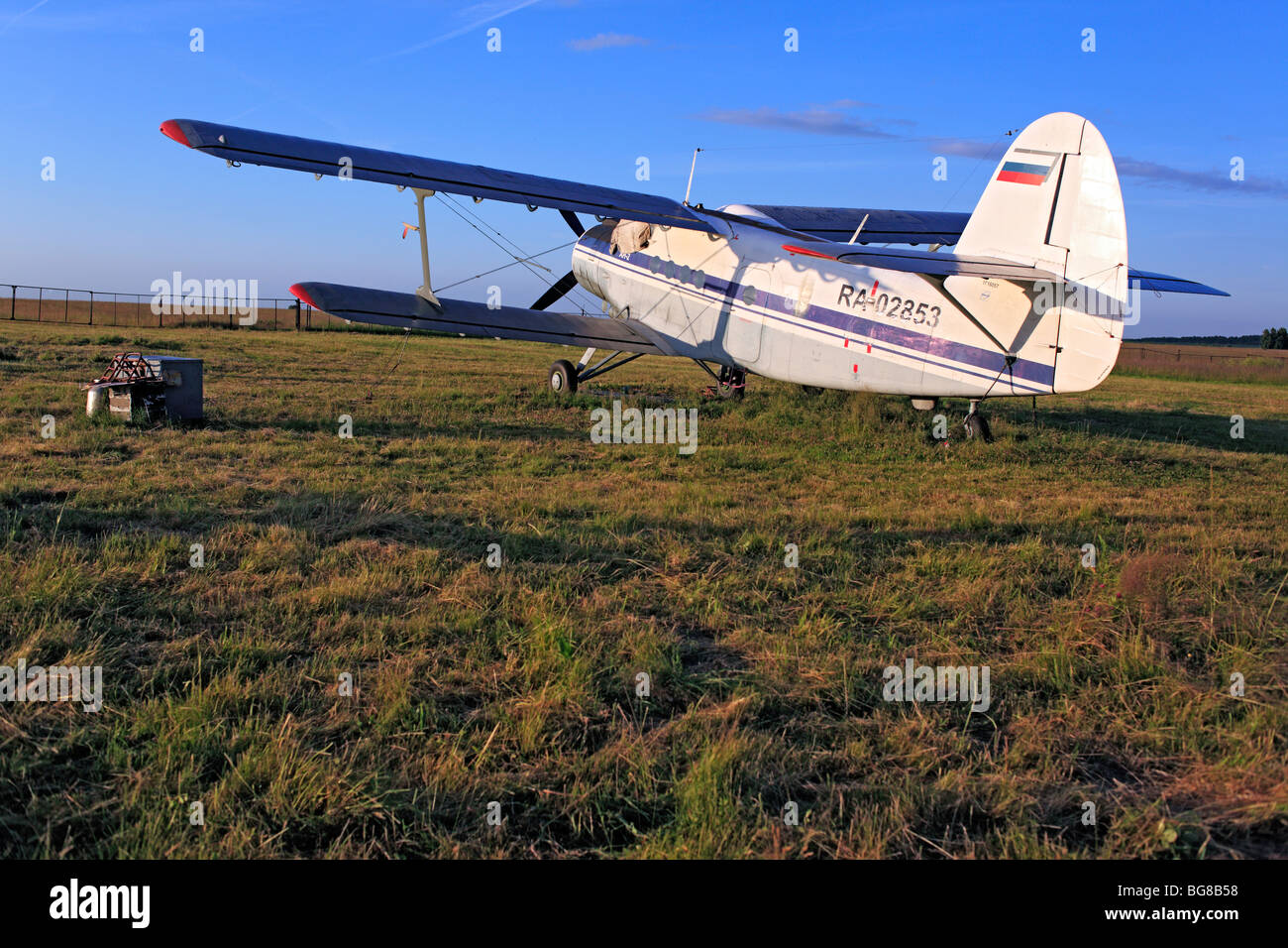 Kleinflugzeuge Flugzeuge geparkt an einem Rasen Flugplatz, Russland Stockfoto