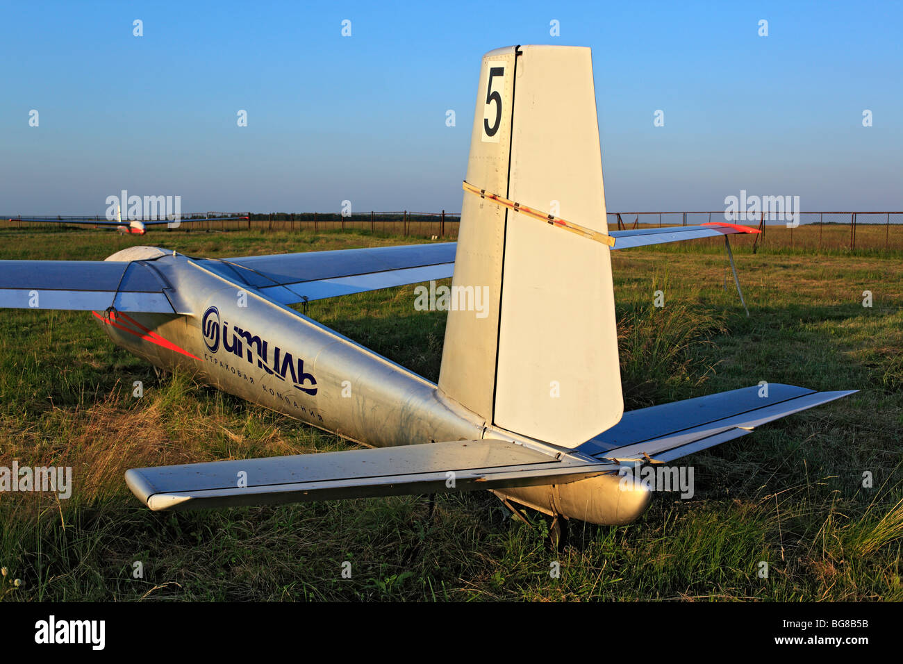Kleinflugzeuge Flugzeuge geparkt an einem Rasen Flugplatz, Russland Stockfoto