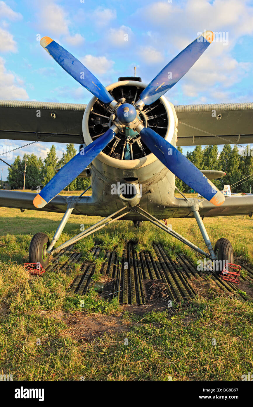 Kleinflugzeuge Flugzeuge geparkt an einem Rasen Flugplatz, Russland Stockfoto