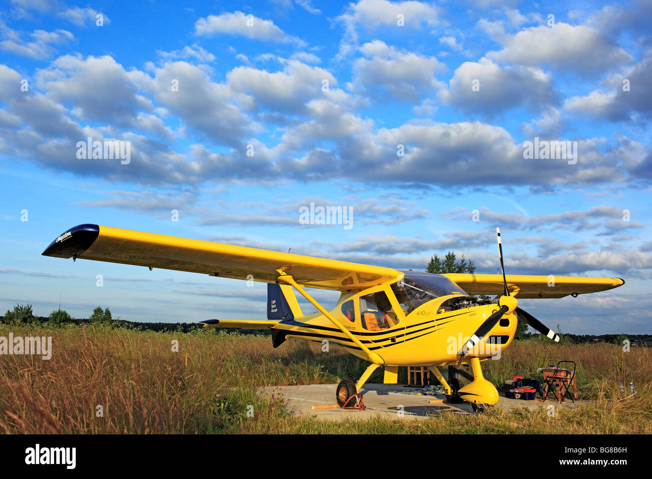 Kleinflugzeuge Flugzeuge geparkt an einem Rasen Flugplatz, Russland Stockfoto