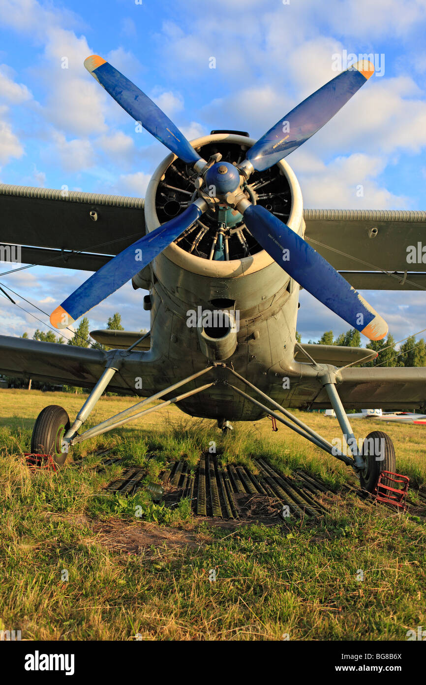 Kleinflugzeuge Flugzeuge geparkt an einem Rasen Flugplatz, Russland Stockfoto