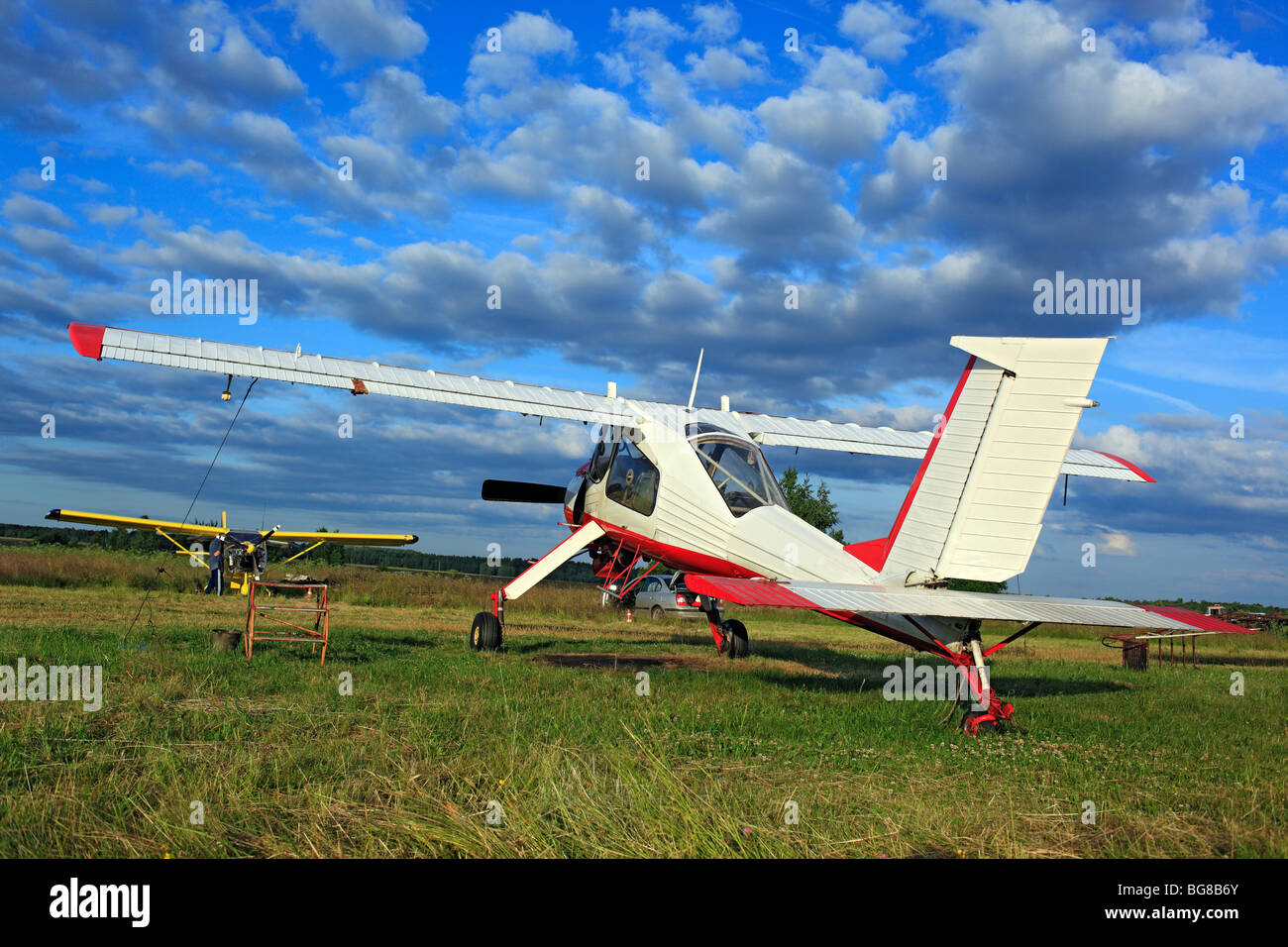 Kleinflugzeuge Flugzeuge geparkt an einem Rasen Flugplatz, Russland Stockfoto