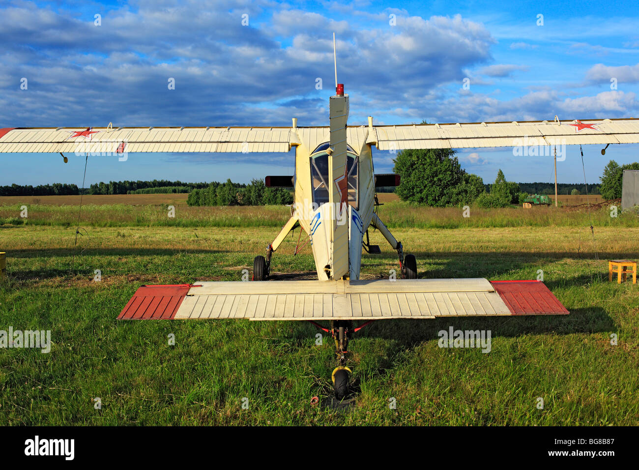 Kleinflugzeuge Flugzeuge geparkt an einem Rasen Flugplatz, Russland Stockfoto
