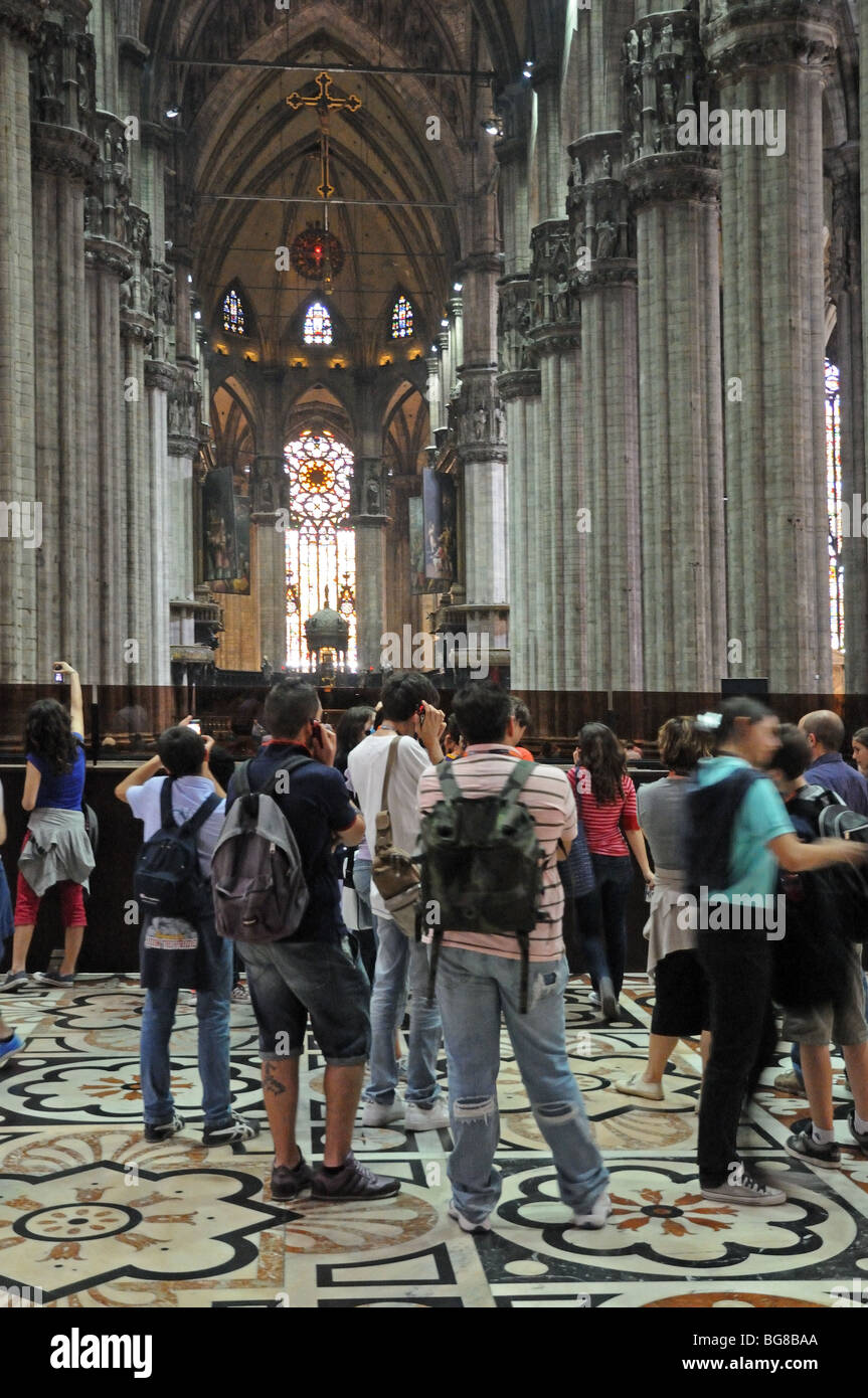 Kirchenschiff und Innere des il Duomo di Milano katholische Kathedrale Mailand Italien mit Touristen und Besucher im Inneren Stockfoto
