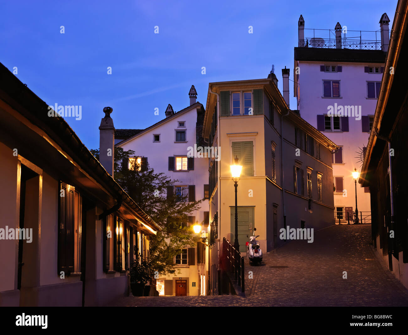 Schweiz, Zürich, Straßenszene in der Abenddämmerung in der Altstadt von Zürich Stockfoto