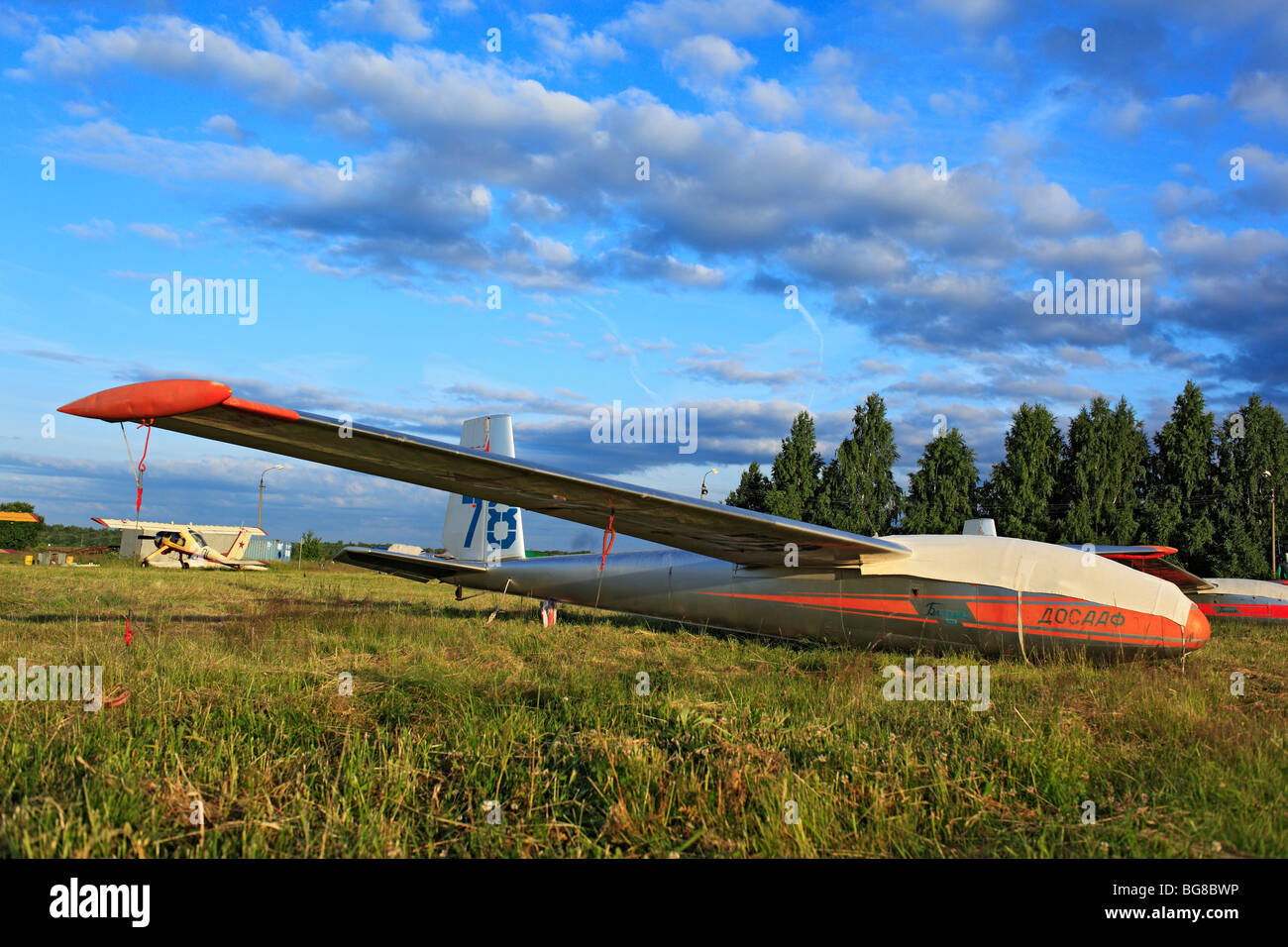 Kleinflugzeuge Flugzeuge geparkt an einem Rasen Flugplatz, Russland Stockfoto