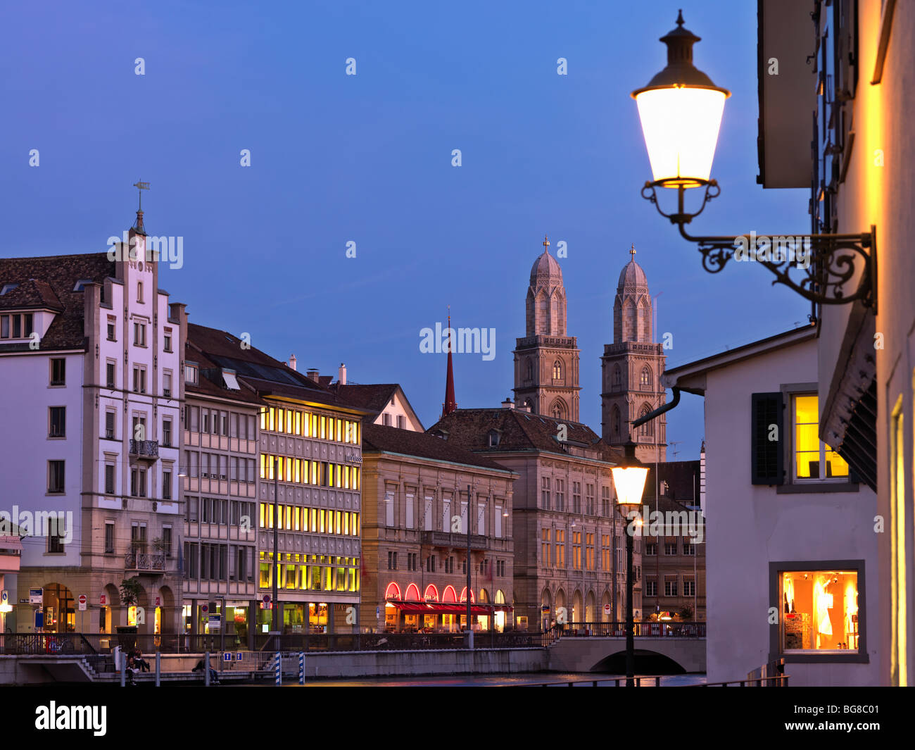 Schweiz, Zürich, Altstadt Zürich und Limmat River Front mit Grossmünster Kirche in der Abenddämmerung Stockfoto