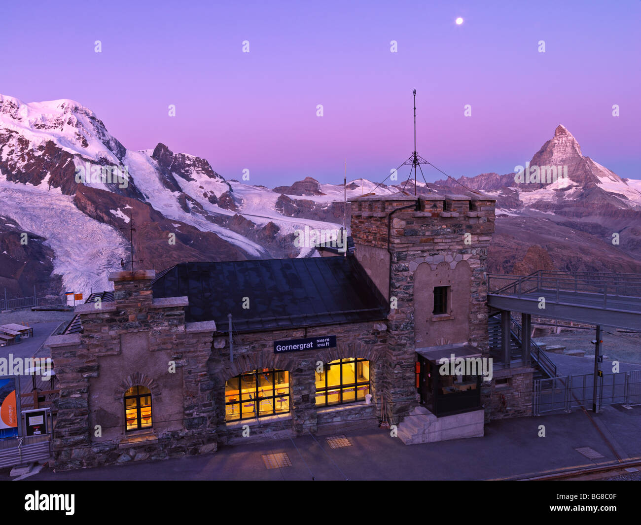 Schweiz, Wallis, Zermatt, Gornergrat, Matterhorn und Gornergrat-Bahnhof im Morgengrauen Stockfoto