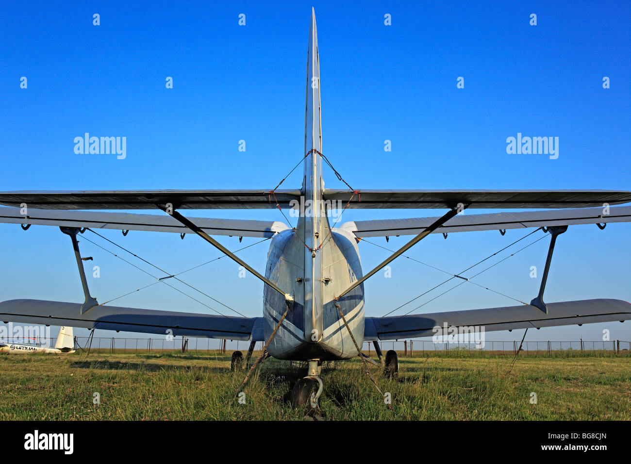 Kleinflugzeuge Flugzeuge geparkt an einem Rasen Flugplatz, Russland Stockfoto