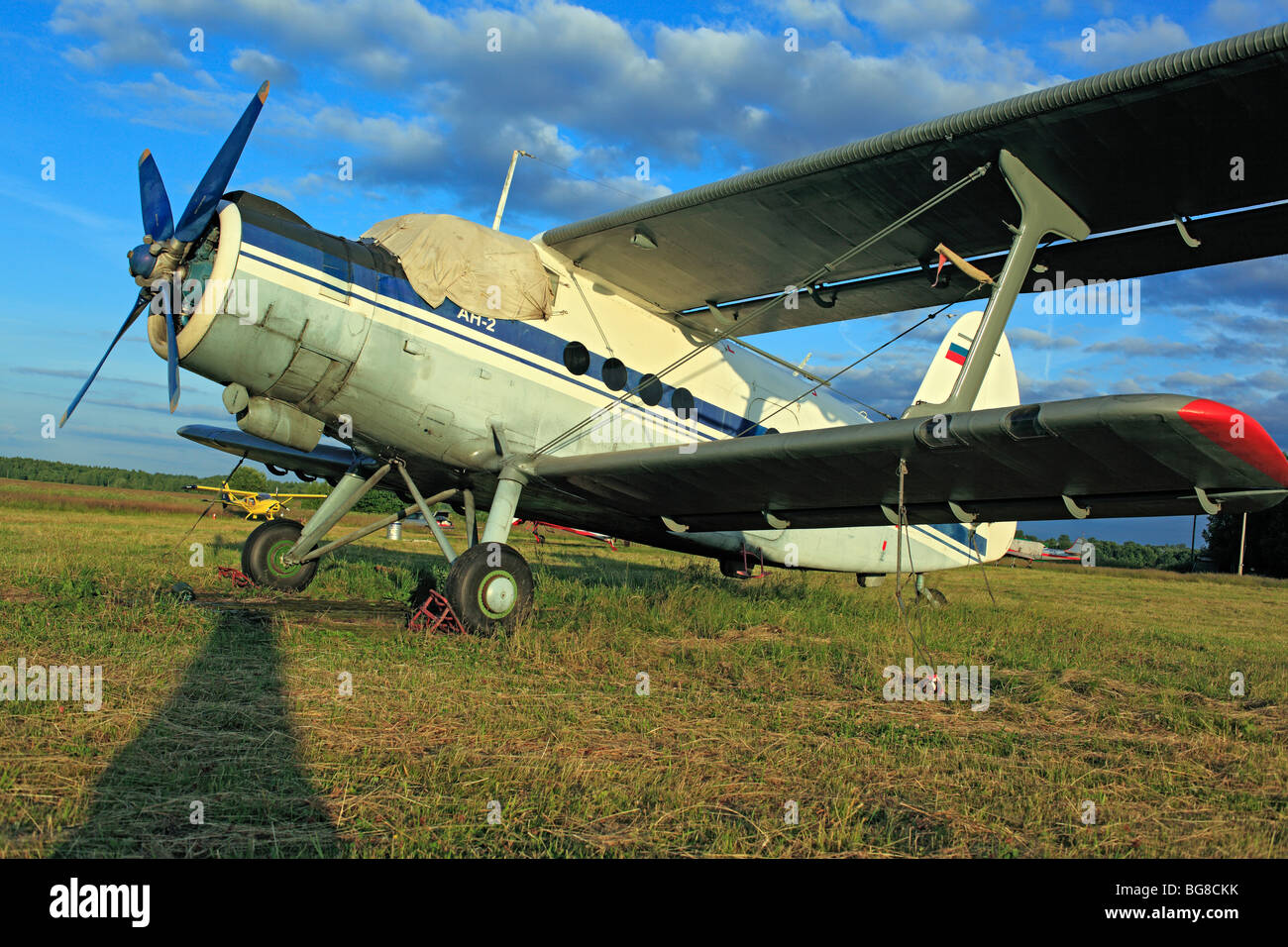 Kleinflugzeuge Flugzeuge geparkt an einem Rasen Flugplatz, Russland Stockfoto