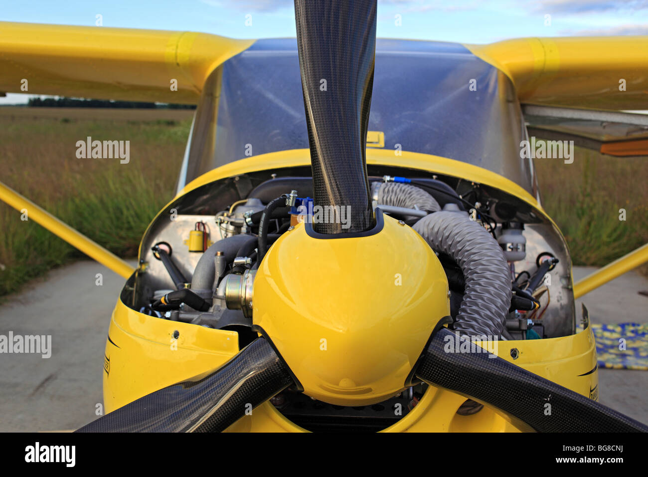 Kleinflugzeuge Flugzeuge geparkt an einem Rasen Flugplatz, Russland Stockfoto