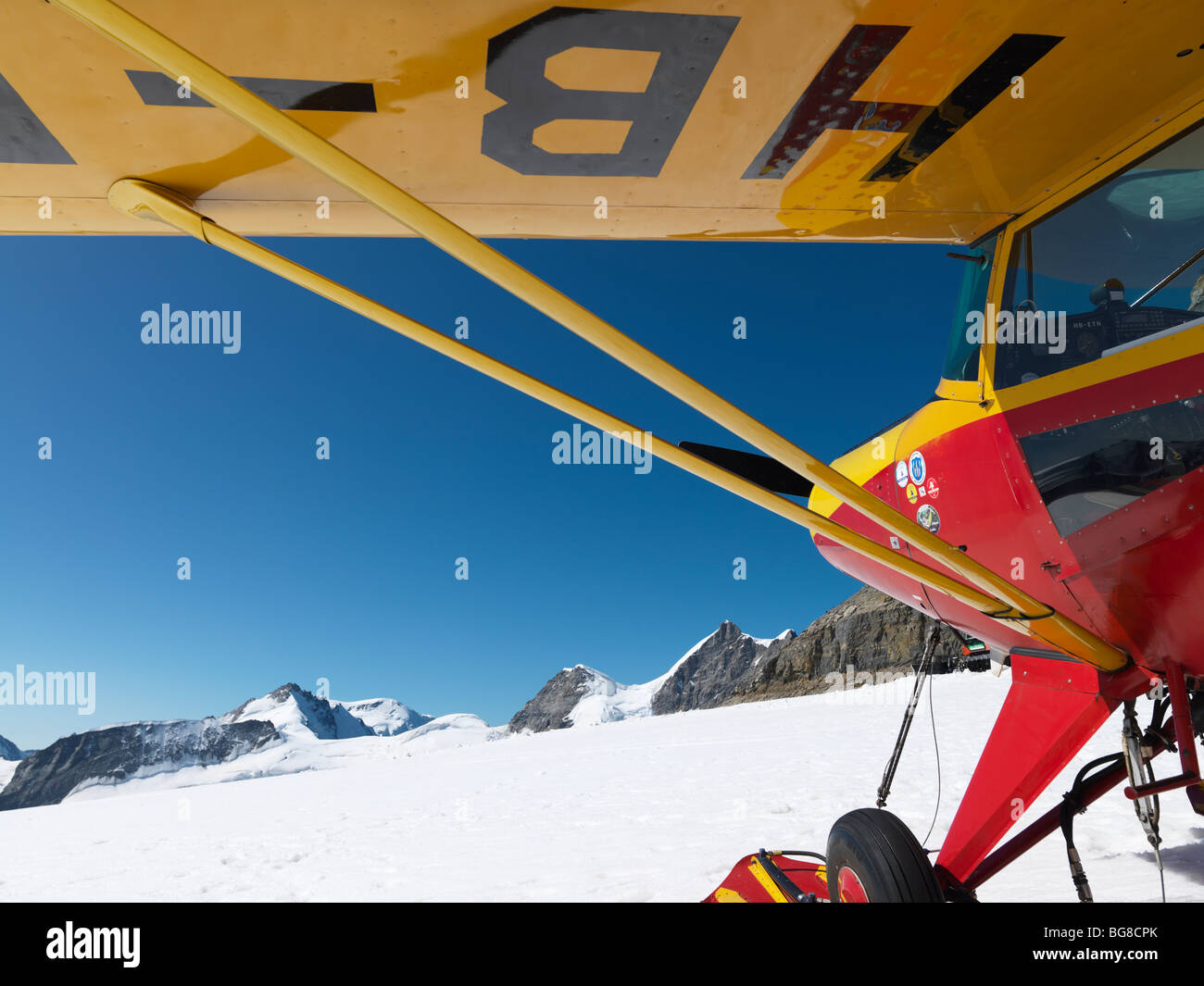 Schweiz, Jungfraujoch-Top of Europe, Flugzeug am Gletscher mit Bergen im Hintergrund. Der große Aletschgletscher Stockfoto