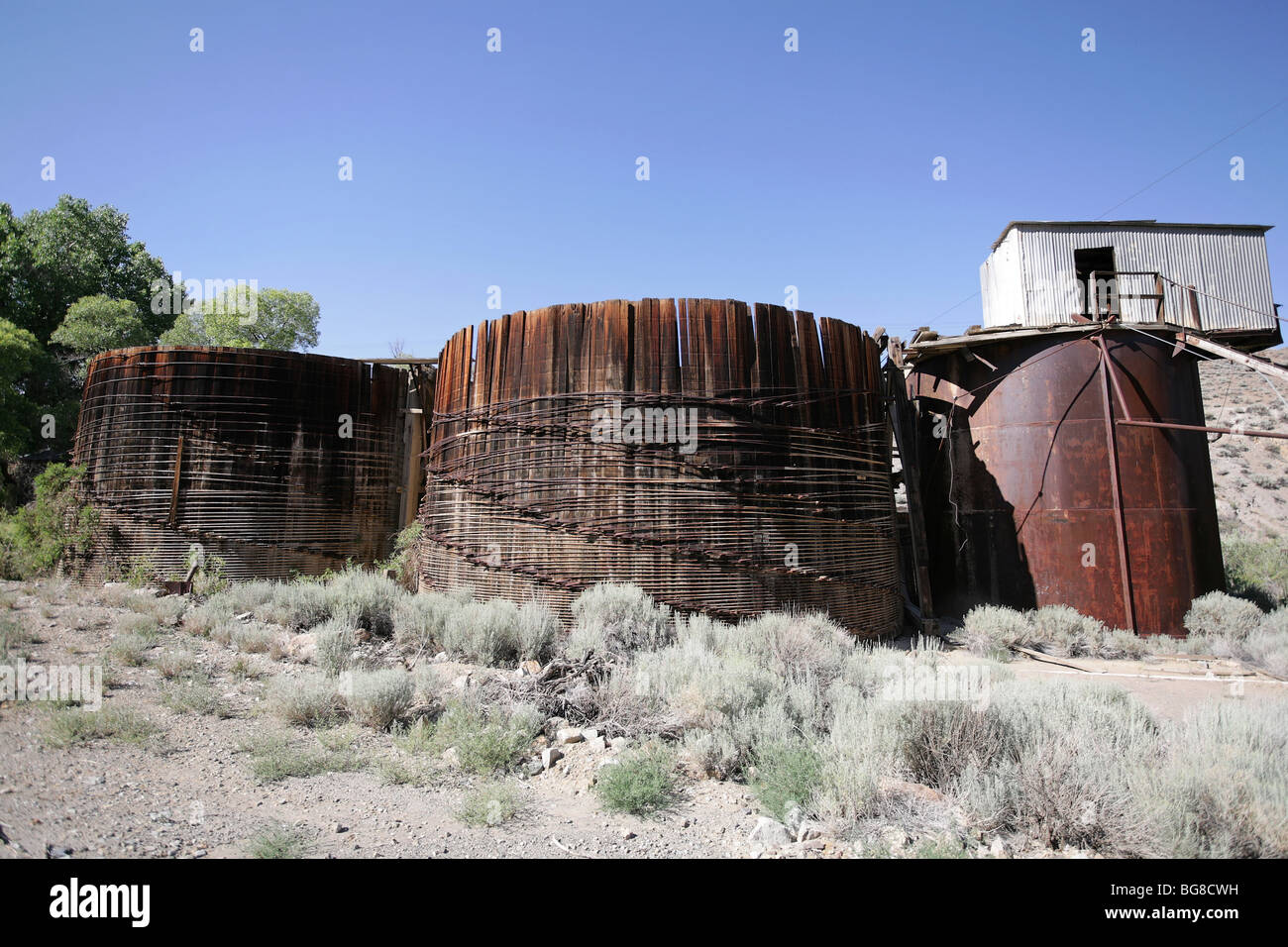 Alte hölzerne Wassertanks im Bereich Bergbau, in der Nähe von Virginia City, Nevada. Stockfoto