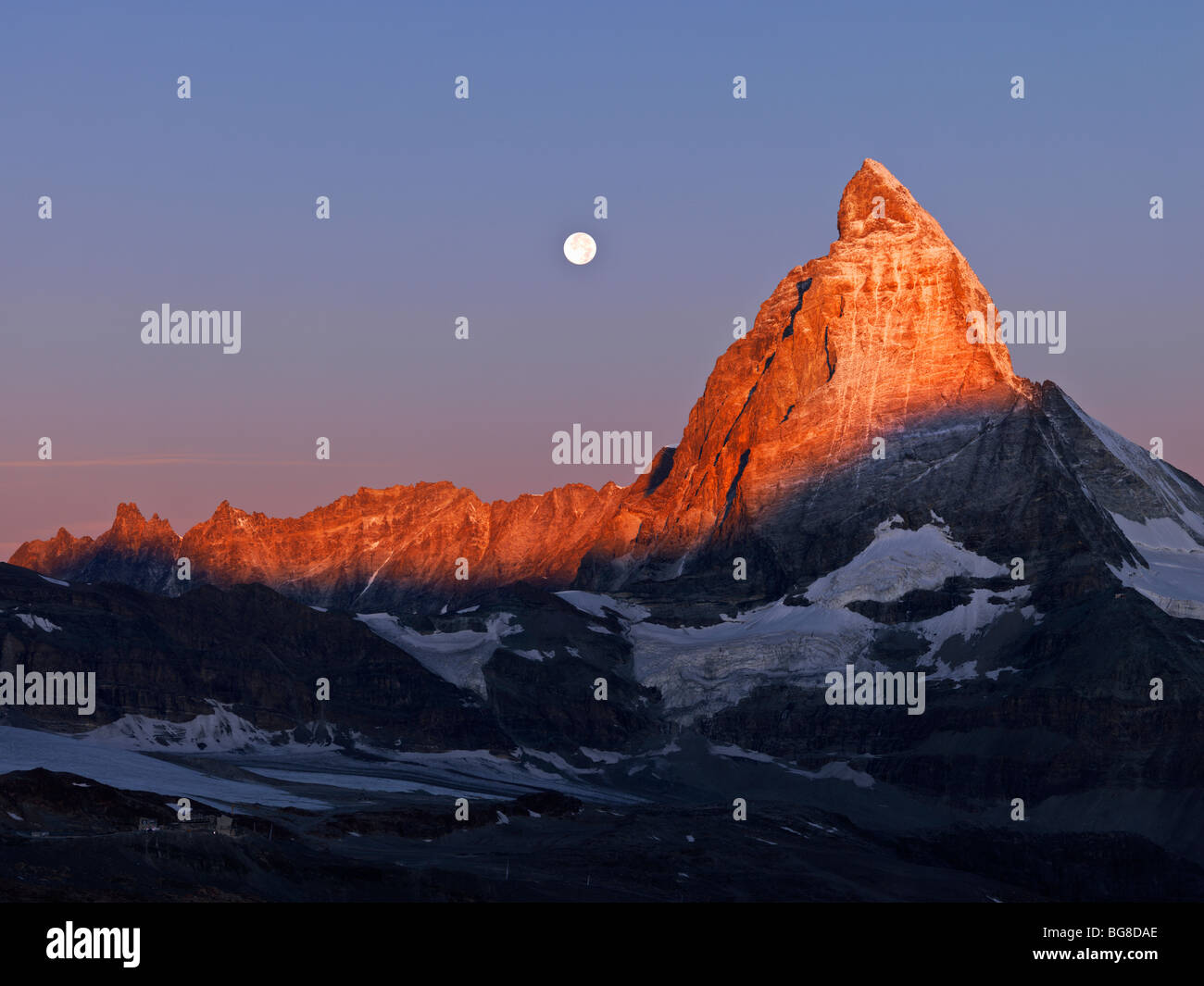 Schweiz, Wallis, Zermatt, Gornergrat, Mond Einstellung über das Matterhorn im Morgengrauen Stockfoto