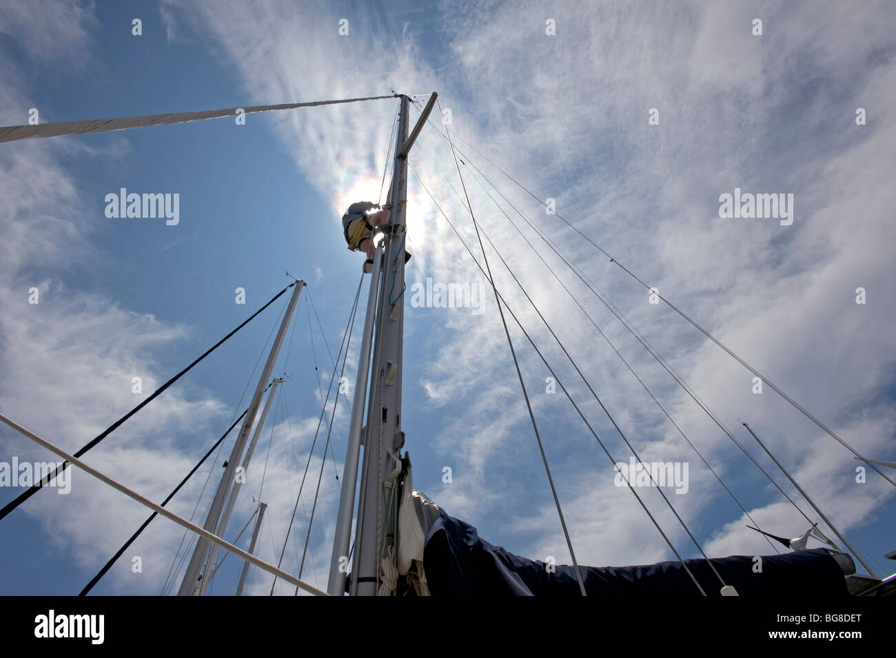 Mann, der auf Segelboot Mast arbeitet. Stockfoto