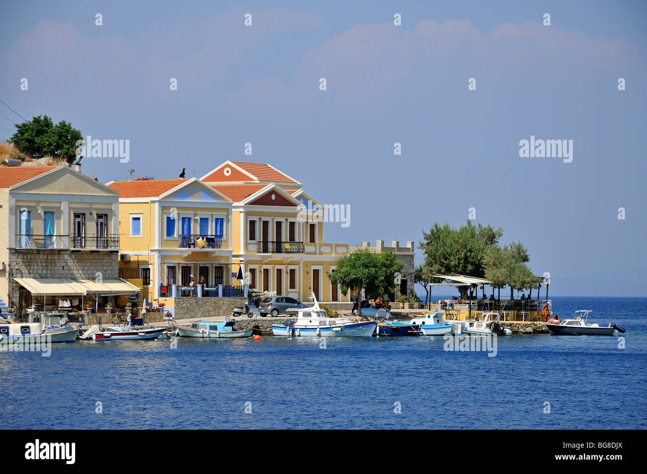 Angelboote/Fischerboote vor bunten traditionellen Häuser in Symi Hafen, Insel Symi, Griechenland Stockfoto