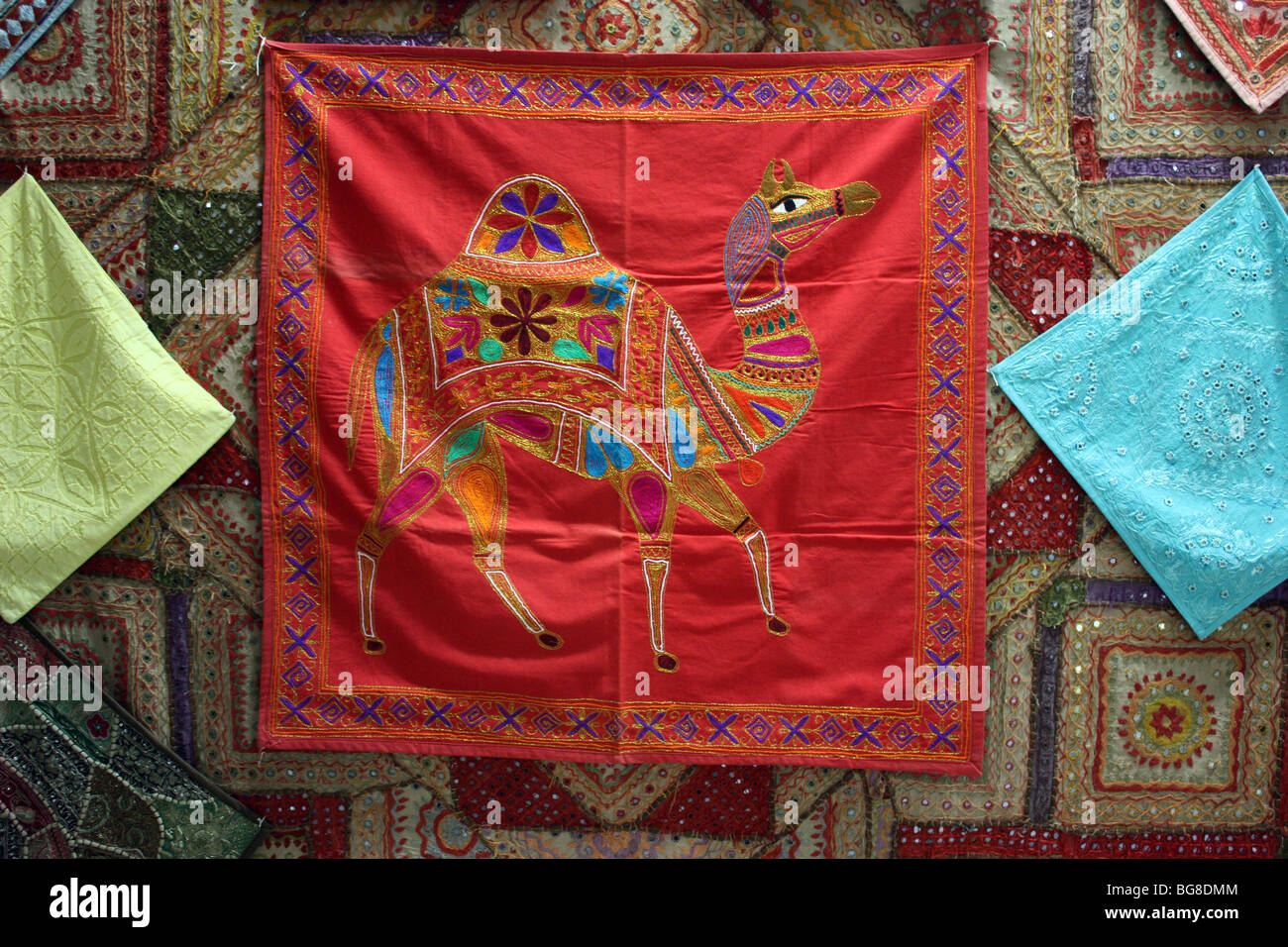 Textilgeschäft in Rajathan. Kunstwerk Kamel Anzeige auf einem Handtuch Stockfoto