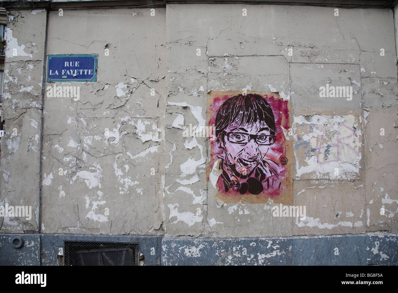 Graffity Plakat auf schmutzigen Stadtmauer Stockfoto