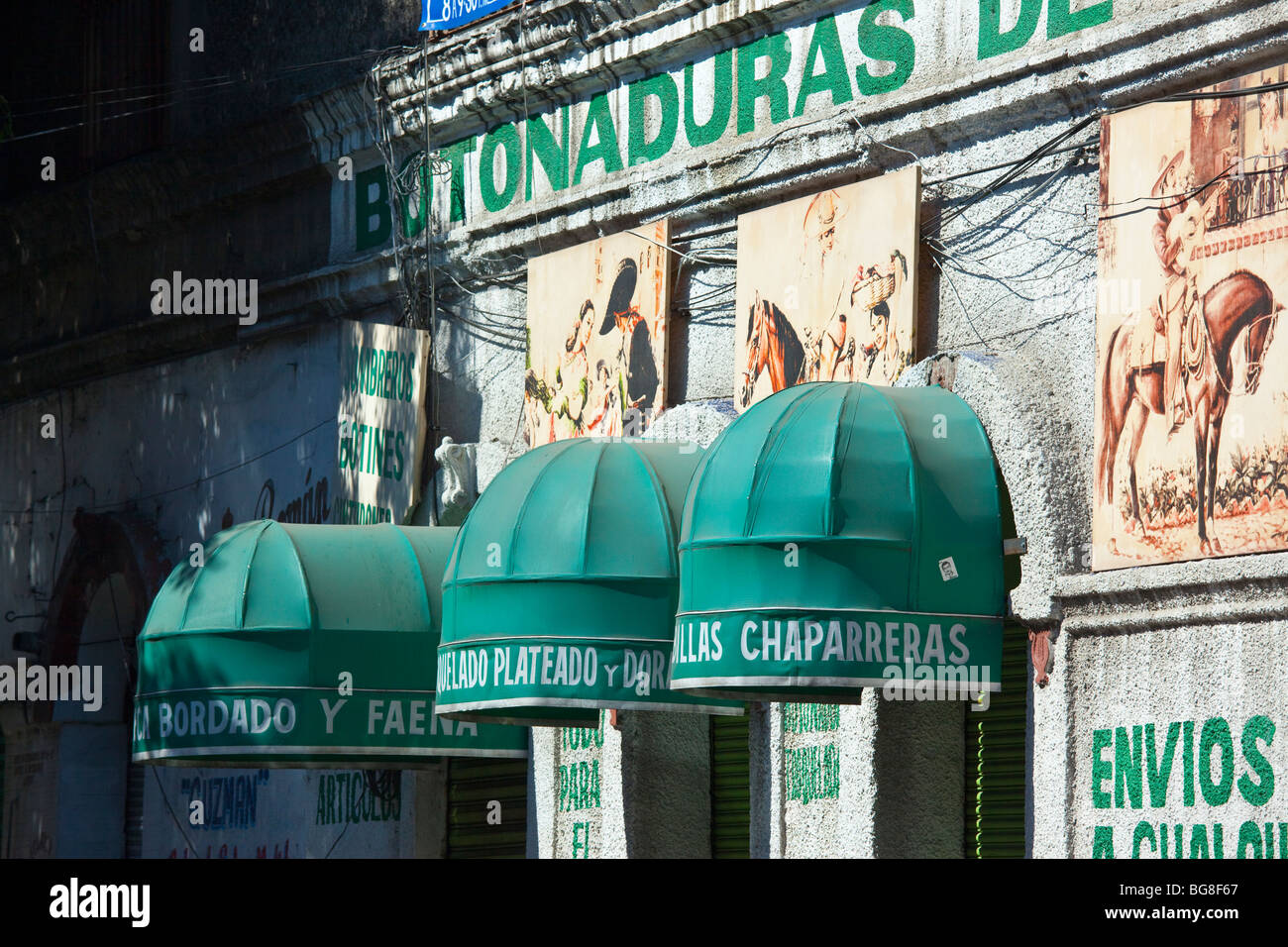 Chaparreras und andere traditionelle Mariachi-Kleidung zu speichern, an der Plaza Garibaldi in Mexiko-Stadt in Mexiko-Stadt, Mexiko Stockfoto