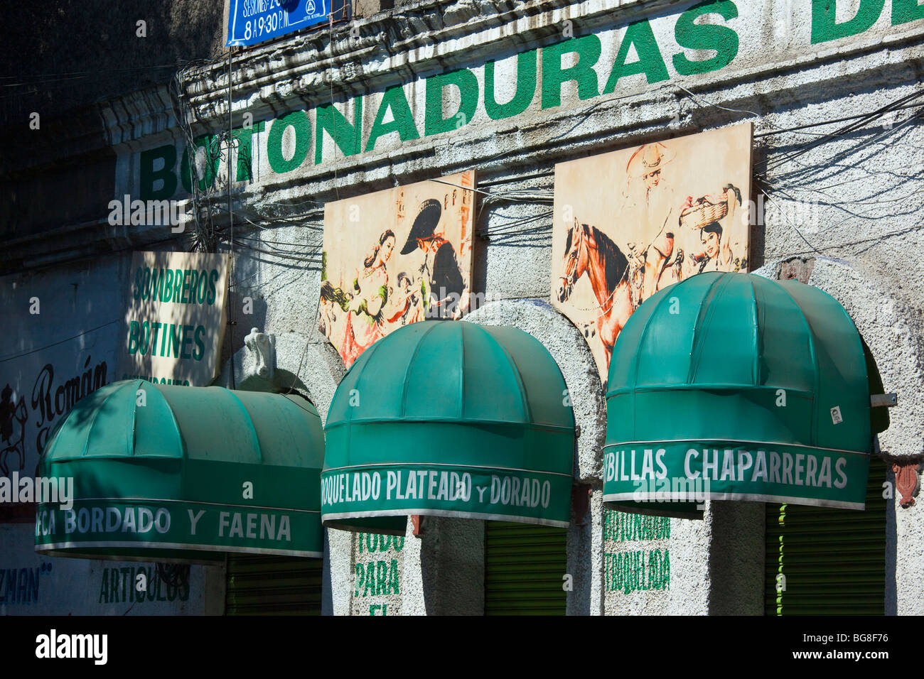 Chaparreras und andere traditionelle Mariachi-Kleidung zu speichern, an der Plaza Garibaldi in Mexiko-Stadt in Mexiko-Stadt, Mexiko Stockfoto
