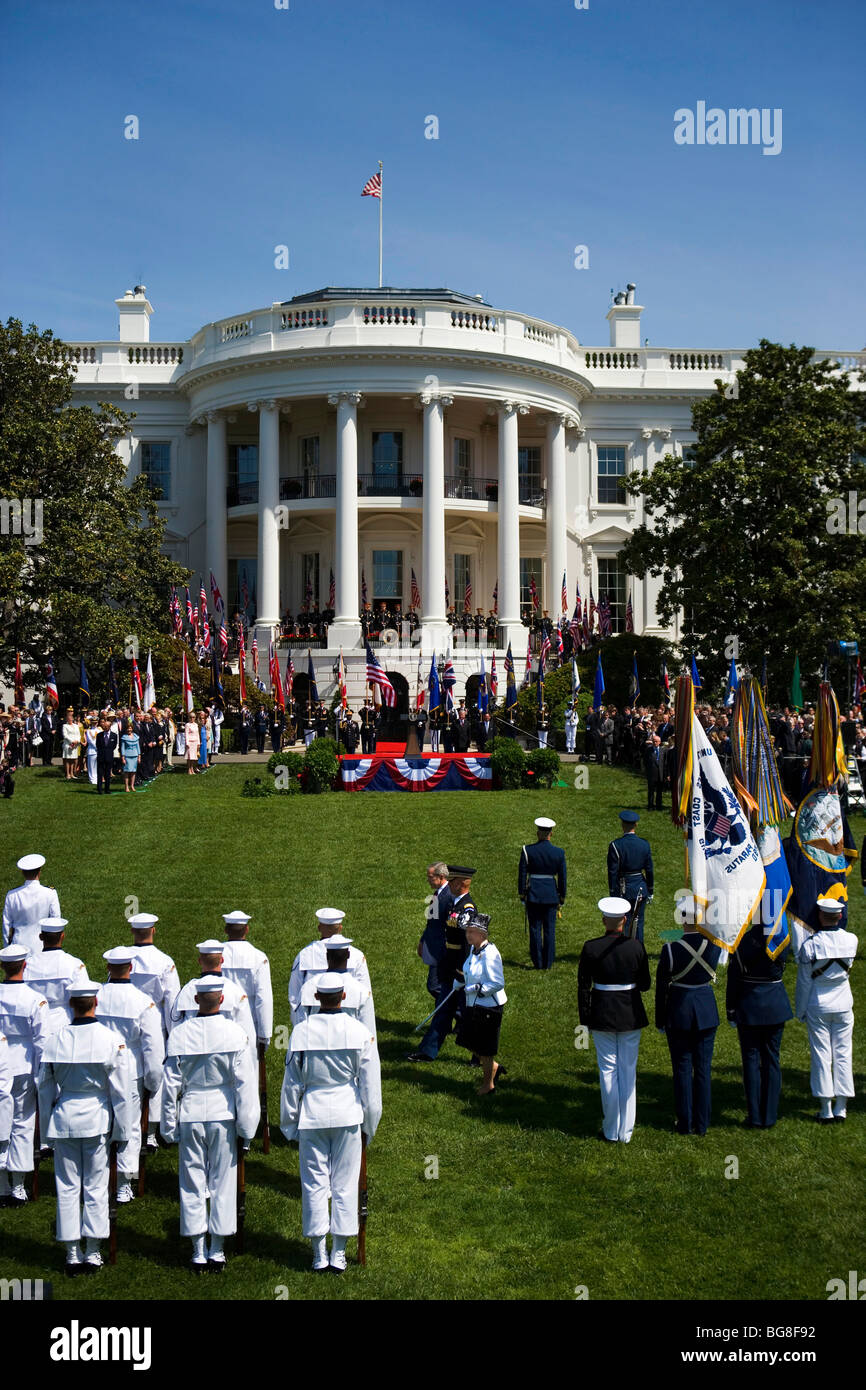 Die britische Königin Elizabeth II ist herzlich eingeladen, im Weißen Haus in eine offizielle staatliche Ankunft von Präsident George W. Bush Stockfoto