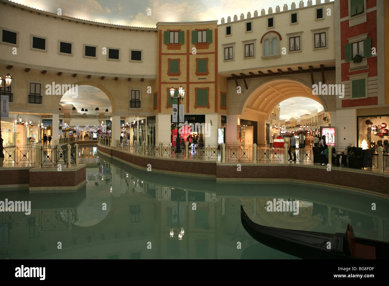 Ein Blick auf die riesige Villagio Mall shopping Komplex in Doha, Katar, mit dem künstlichen Fluss und einer Gondel in den Vordergrund. Stockfoto