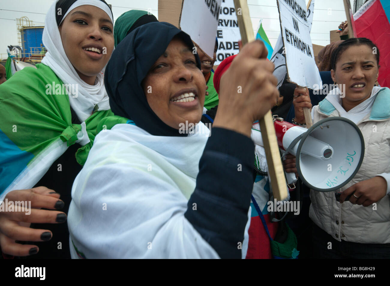 Schwarze afrikanische Frauen mit Megaphon und Plakate gegen äthiopische Kriegsverbrechen in Ogaden Demo außerhalb London G20 Stockfoto