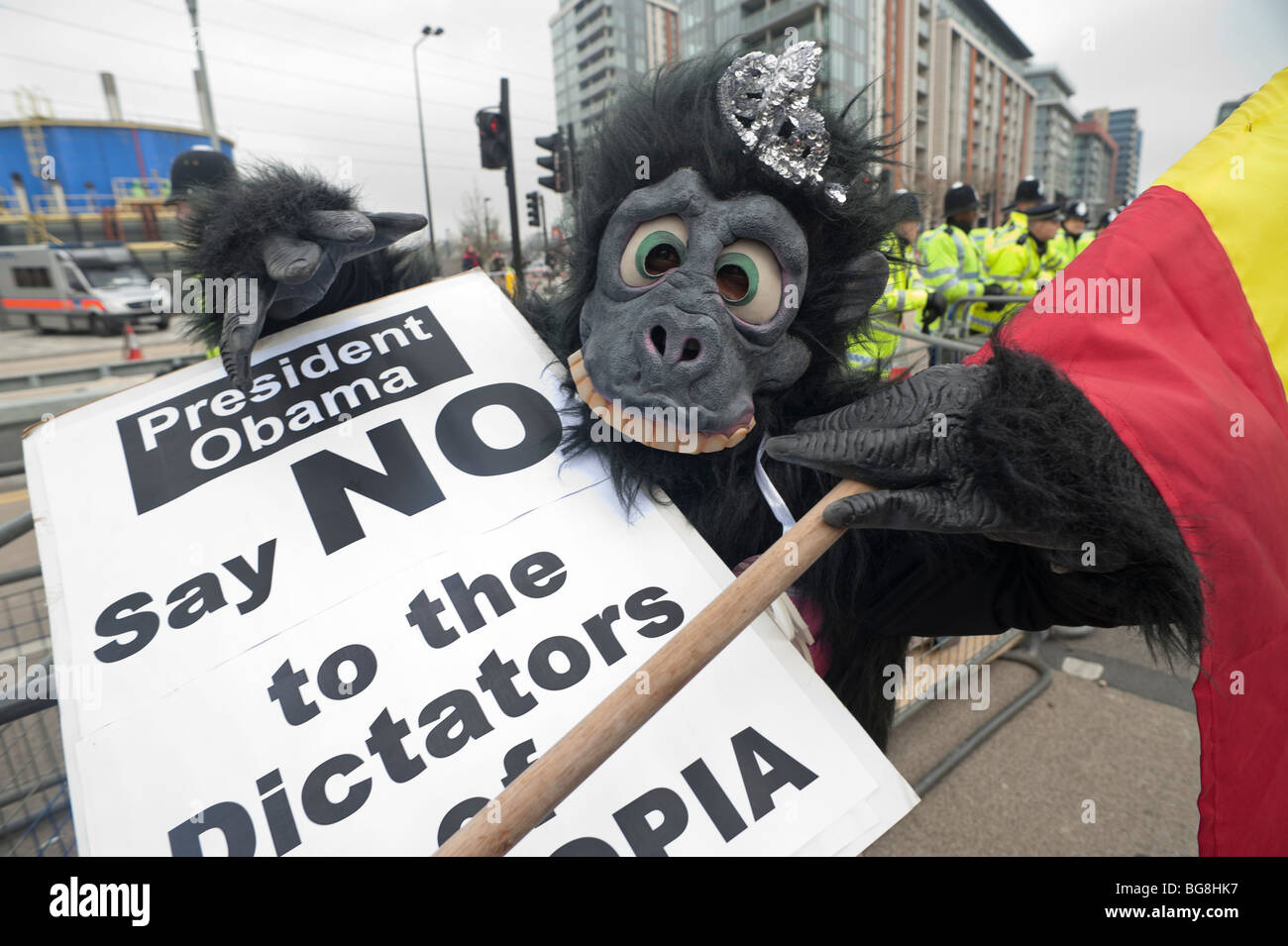 "Gorilla" hält Plakat bittet Obama sagen Nein zum äthiopischen Diktatoren am Eingang zum G20-Gipfel in London Stockfoto