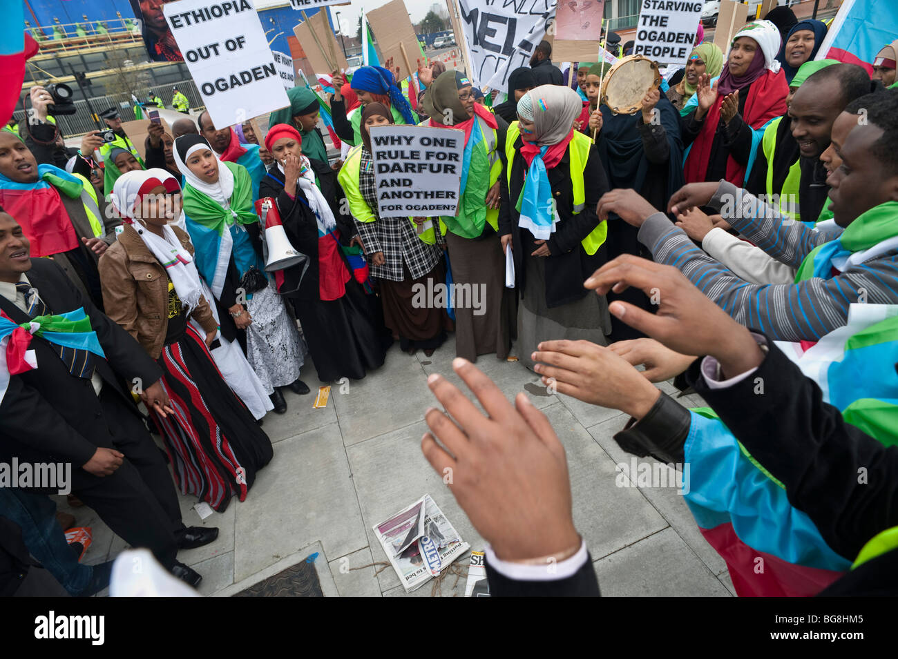 Schwarze afrikanische Männer & Frauen Tanz aus Protest gegen die Tötung und Menschenrechtsverletzungen in Ogaden außerhalb Londoner G20-Treffen Stockfoto
