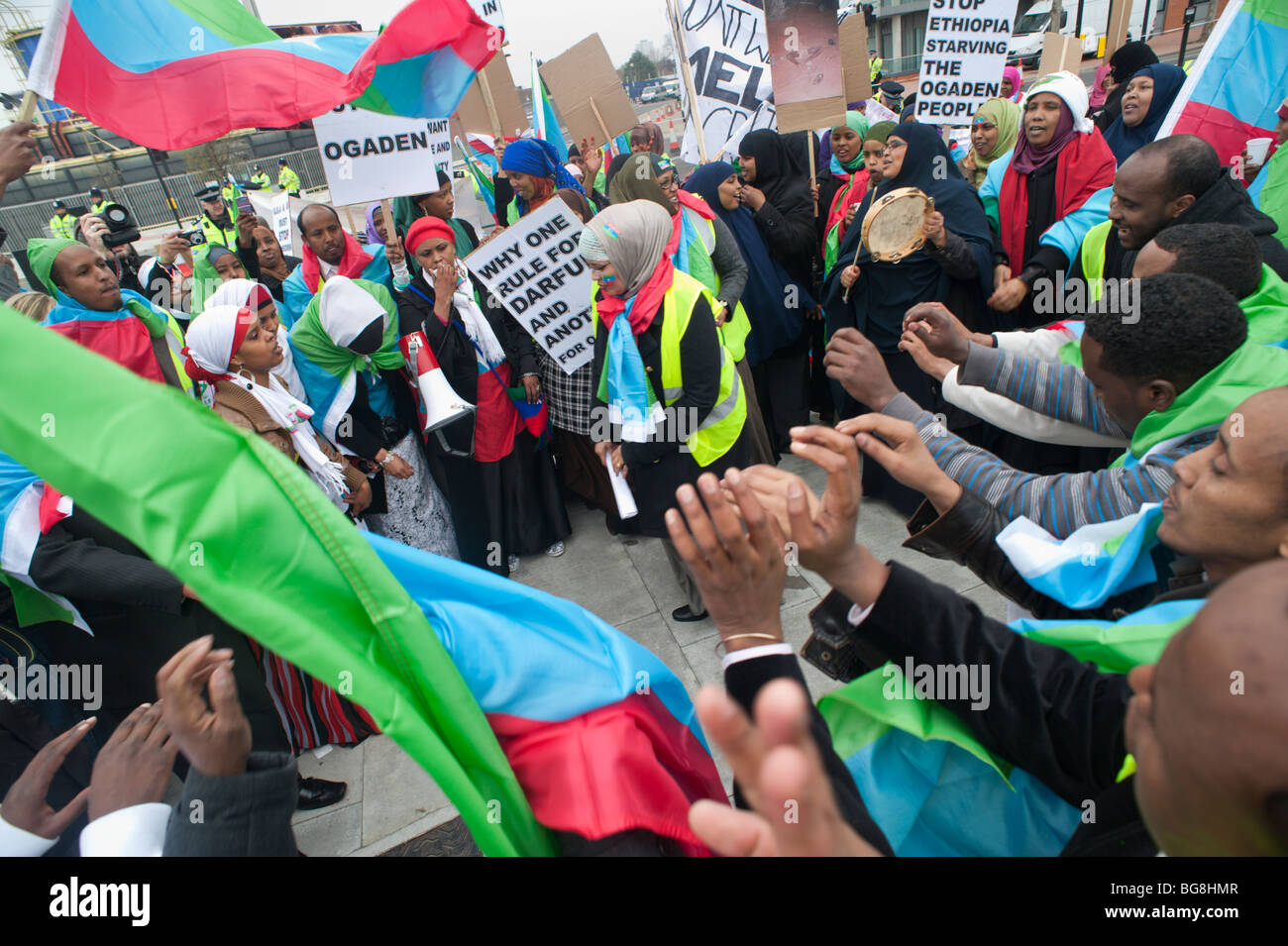 Schwarze afrikanische Männer & Frauen Tanz aus Protest gegen die Tötung und Menschenrechtsverletzungen in Ogaden außerhalb Londoner G20-Treffen Stockfoto