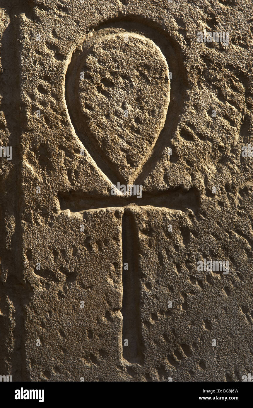 Ankh oder Schlüssel des Lebens. Relief. Ersten Hof von Ramses II. Tempel von Luxor. Dynastie XIX (1320-1200 v. Chr.). Neues Reich. Ägypten. Stockfoto