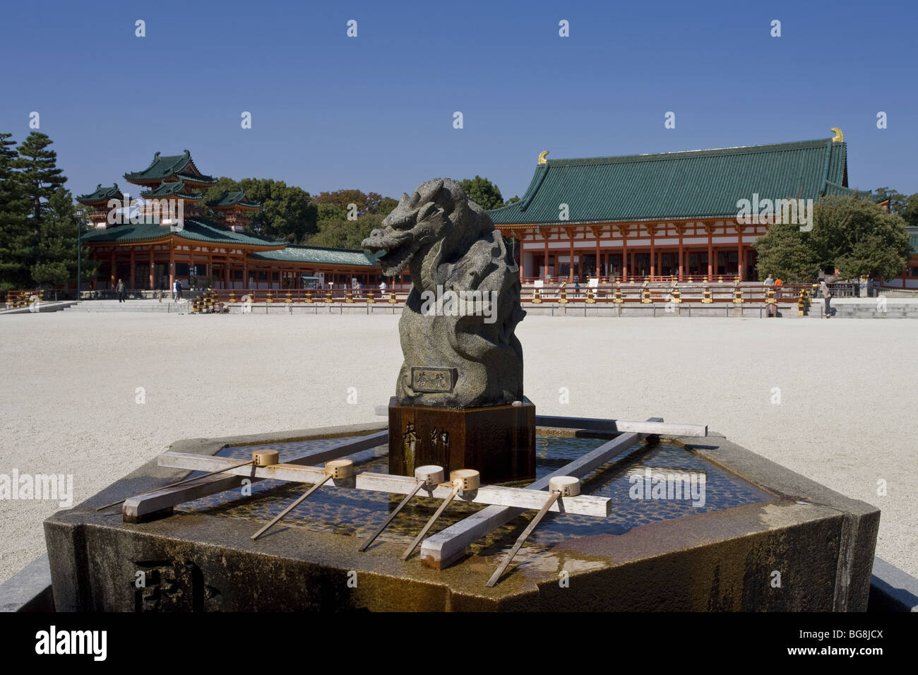 Drachenform Brunnen im Heiligtum der Heian (Heian Jingu). KYOTO. Japan. Stockfoto