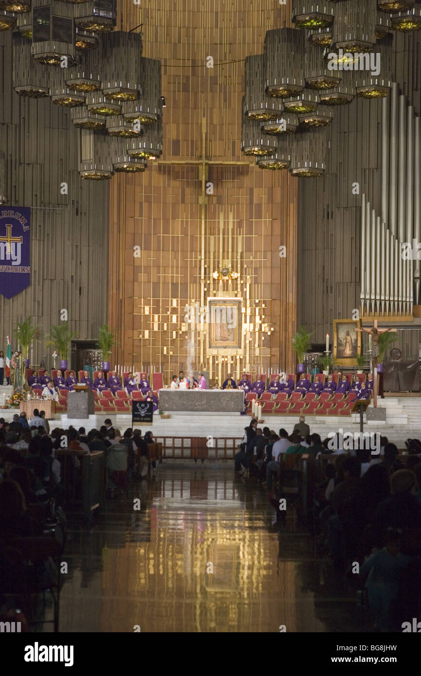 Gläubigen an der Messe in der Basilika von Guadalupe. Mexiko-Stadt. Mexiko. Stockfoto