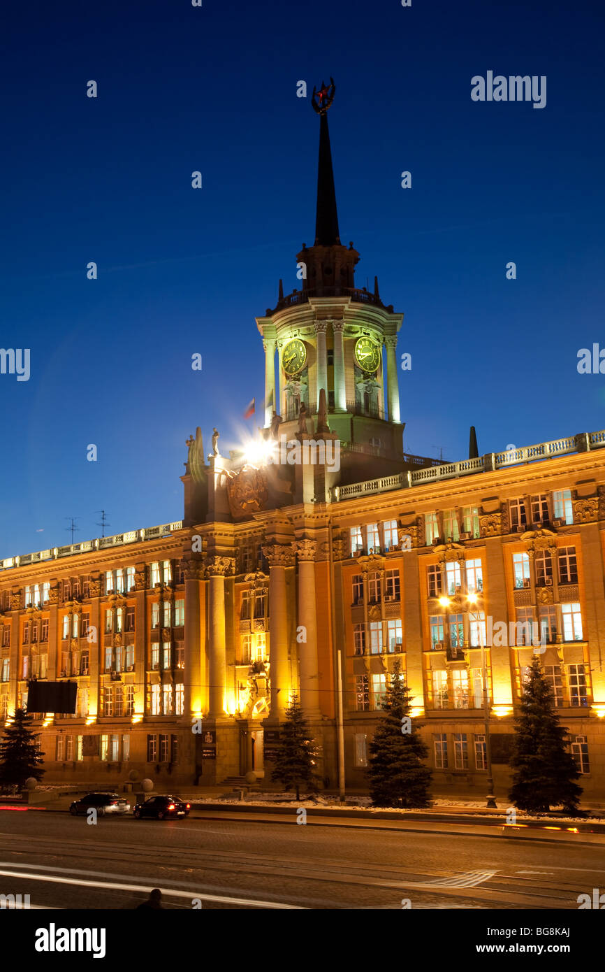 Jekaterinburg Stadt Verwaltungsgebäude in Abend Lichter, Russland Stockfoto