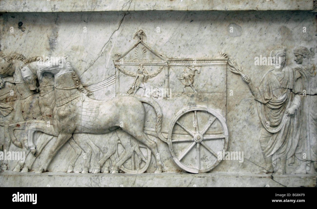 Römische Marmorrelief aus einem Gedenkstein an die Schlacht von Actium (31 v. Chr.). Detail einer Prozessionsstraße Szene. Stockfoto
