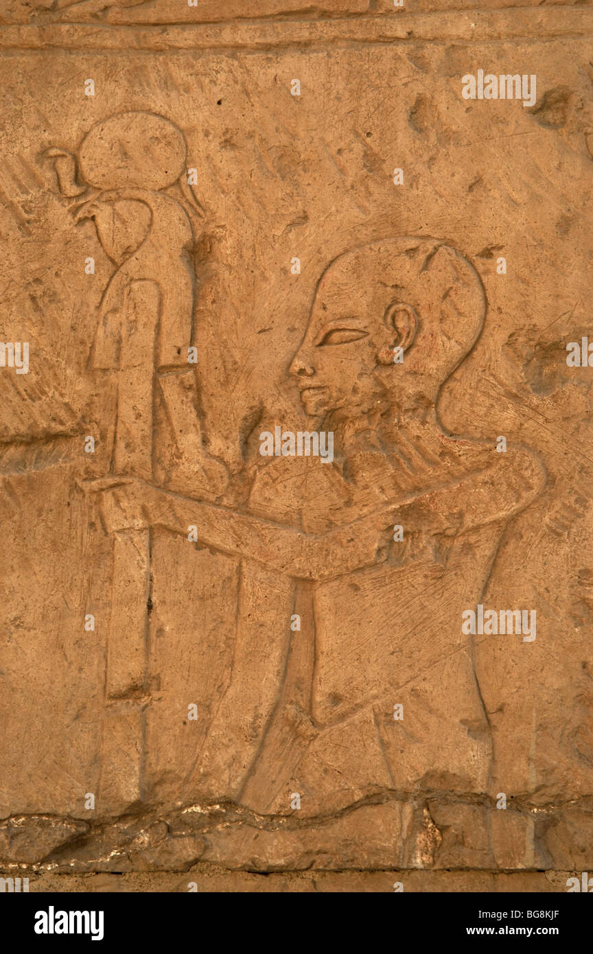 Relief Darstellung eines Priesters tragen das Bild des Gottes Ra (Sonnenscheibe).  Tempel der Hatschepsut. Deir El-Bahari. Luxor. Ägypten. Stockfoto