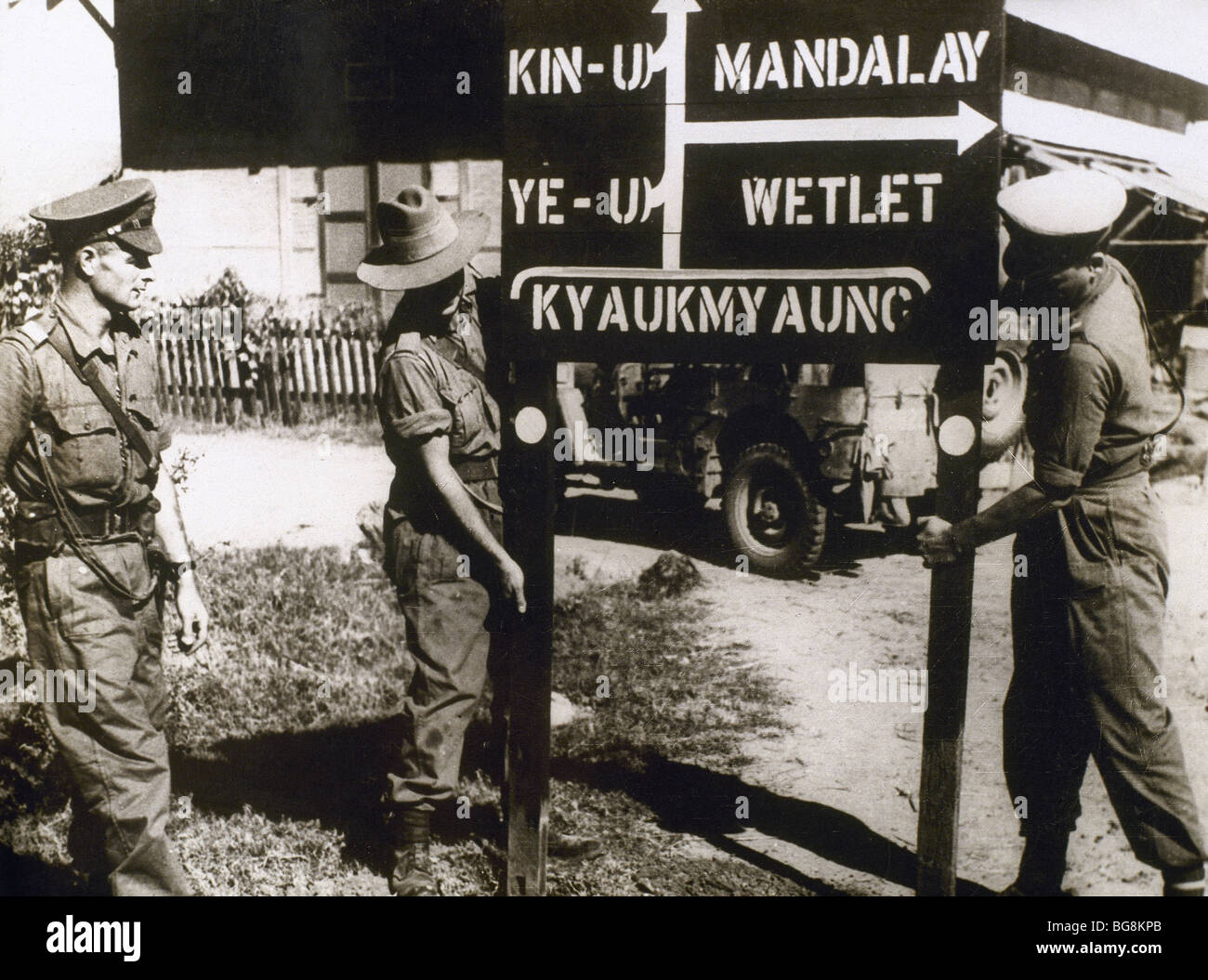 DER ZWEITE WELTKRIEG. Mitglieder der britischen Armee ein Schild mit der Richtung von Mandalay (Burma) installieren. Stockfoto