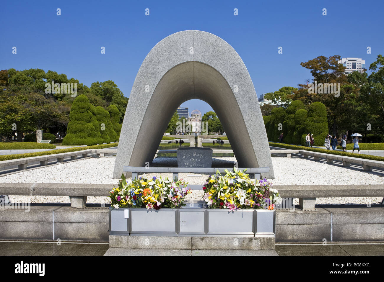 Memorial Kenotaph (1952) errichtet zu Ehren der Opfer der Atombomben auf Hiroshima und Nagasaki. Hiroshima. Japan. Stockfoto