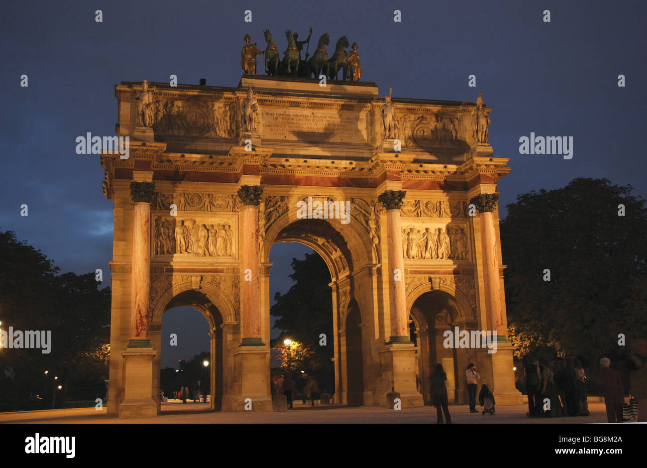 Bogen des Sieges der Carrousel (Arc Triomphe du Carrousel). Nachtansicht. Paris. Stockfoto