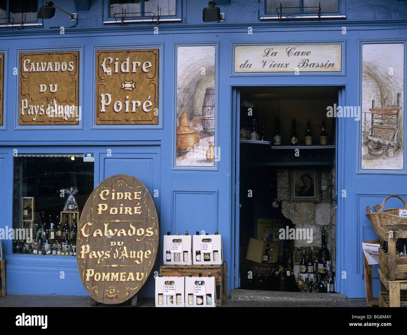 Quai Ste Catherine Honfleur Normandie Frankreich Europa. Calvados und Cidre Shop von Vieux Bassin am alten Hafen. Weinkeller Stockfoto