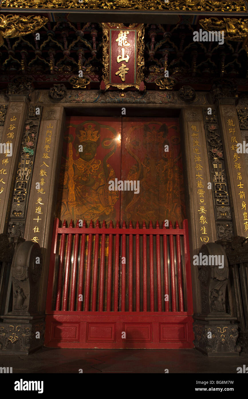 Lungshan (aka Longshan) Tempel, historischen buddhistischen und taoistischen Tempel, 'Door Götter' in der Nacht gesehen, Low Angle View, Wanhua District, Taipei City, Taiwan Stockfoto